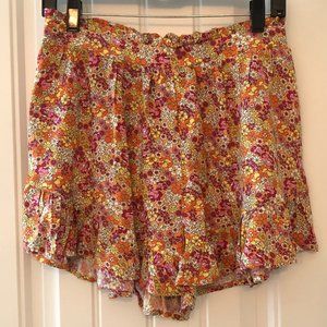 LIKE NEW WILD FABLE RUFFLE HEM SHORT; SIZE S